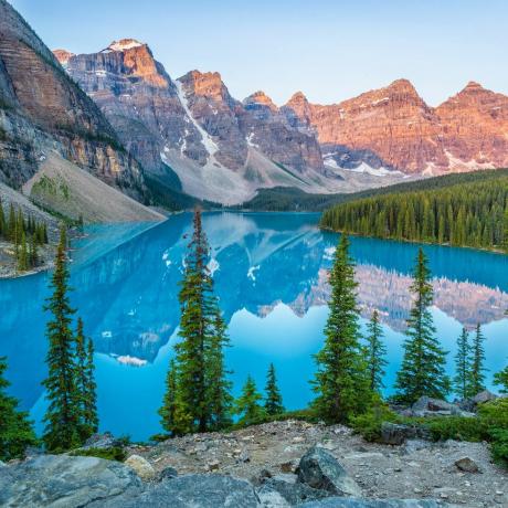 moréna tó a banff nemzeti park tíz csúcsának völgyében, kanadai sziklák