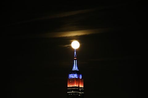 A Full Hunter szuper holdja New York mögött emelkedik