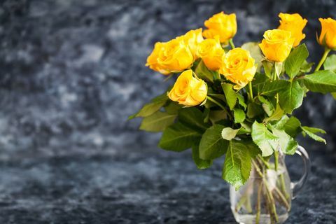 Sárga rózsák vázában