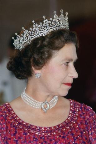 bangladesi november 16-án, Elizabeth II királynő négyszálas gyémánt- és gyöngyfojtót visel grannys tiarával, hogy Bangladesben elkötelezett legyen.
