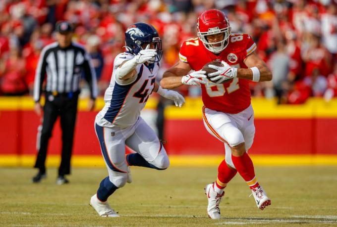 kansas city, január 01. travis kelce Kansas City főnökeinek 87-e elkap egy első negyedévi bérletet Josey Jewell 47 közelében a denver broncosról az Arrowhead Stadionban 2023. január 1-én Kansas Cityben, Missouriban fotó: David eulittgetty képeket