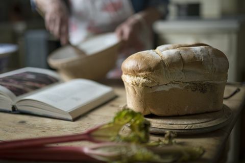 <p> De talán a legjobb (és legfinomabb) módja annak, hogy egy kis országot megismerjen a városi otthonában? Süssen egy vekni kenyeret, és hagyja, hogy a finom illat minden szobába beleboruljon - amit nagyon hamar megpróbálok magamnak. Addig is kora tavasszal élveztem a friss nárcisz illatát, amely minden felületet díszít. Talán a városi élet <i data-redactor-tag = "i"> elvileg idilli. </p> <p> <em data-redactor-tag = "em" data-verified = "redactor"> Kövesse Sarah-t... <a href = " https://www.instagram.com/thegoodlife.london/" target = "_blank" data-tracking-id = "recirc-text-link"> @ thegoodlife.london </a> / <em data-redactor-tag = "em" data-verified = "szerkesztő"> <a href =” https://thegoodlifelondon.org/">thegoodlifelondon.org</a> </ Em> </ em> </ p>