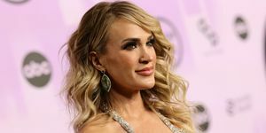 carrie underwood rózsaszín háttérrel