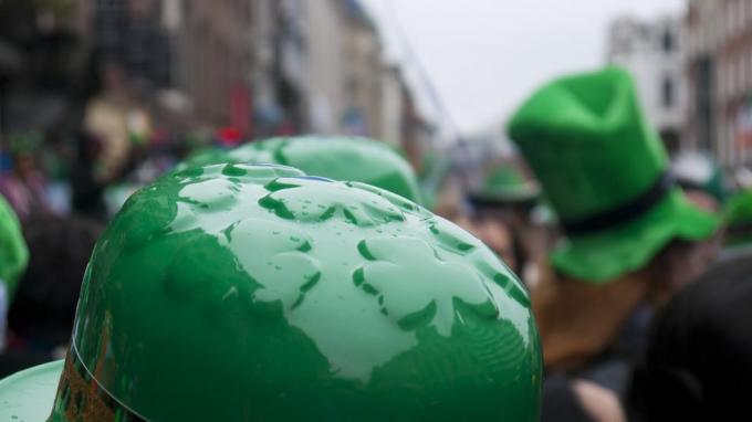zöld kalapok tömege az utcán a dublini Szent Patrik napi felvonuláson