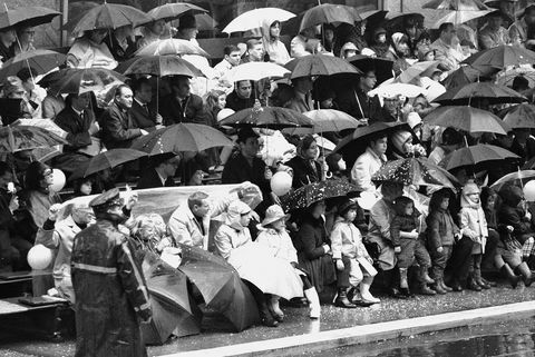 esős nap a hálaadó felvonuláson 1967-ben, tömegek esernyőkkel