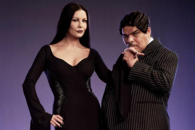 szerda l to r catherine zeta jones mint morticia addams, luis guzmán mint gomez addams szerdán cr matthias clamernetflix © 2022