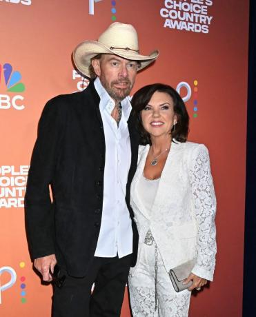 toby keith és trisha lucas a 2023-as népválasztás országdíjátadón, amelyet a Grand Ole Opry House-ban tartottak 2023. szeptember 28-án Nashville-ben, Tennessee-ben. Fotó: tammie arroyovariety a getty images segítségével