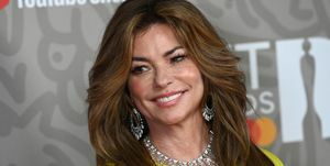 shania twain sárga ruhában és gyémánt nyakláncban