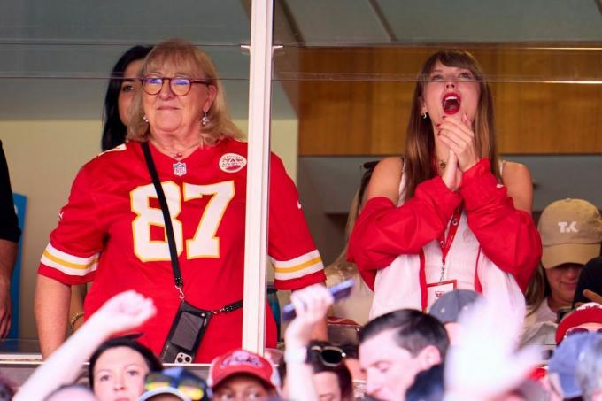 kansas city, szeptember 24. Taylor Swift éljenzés egy lakosztályból Donna Kelcével, miközben a kansas városi főnökök a chicago medvéket játszák az első félidőben a geha mezőn az Arrowhead Stadionban 2023. szeptember 24-én Kansas Cityben, Missouriban fotó cooper neillgetty képeket