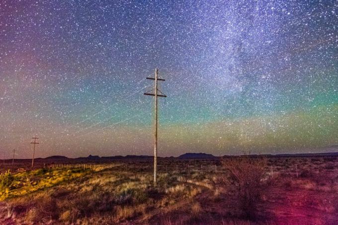 hosszú expozíciós fénykép a marfa, texasi obszervatóriumból a 90-es autópálya szélén