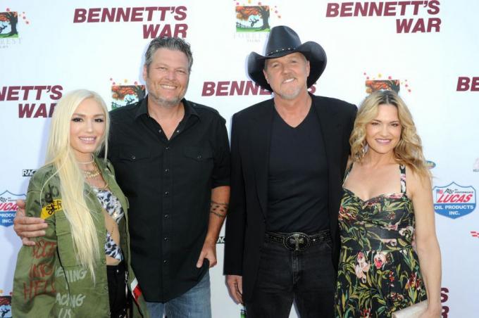 burbank, kalifornia augusztus 13. l r gwen stefani, blake shelton, trace adkins és victoria pratt részt vesz bennetts háborúban Los Angelesben premier a warner bros stúdióban 2019. augusztus 13-án a kaliforniai burbankban. Fotó: Joshua blanchardgetty images forrest filmhez