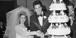 Elvis és Priscilla Presley felvágta esküvői tortáját