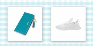 kékeszöld kék cipzáras falatőr és egy fehér Adidas teniszcipő kék-fehér alapon