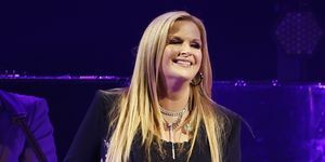 Trisha yearwood és wynonna judd fellép a színpadon a judds utolsó turnéja során a bridgestone arénában 2022. október 28-án Nashville-ben, Tennessee-ben, fotó: Jason Kempingetty images for aba