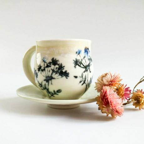 Porcelán csésze és csészealj sövényvirág kivitelben
