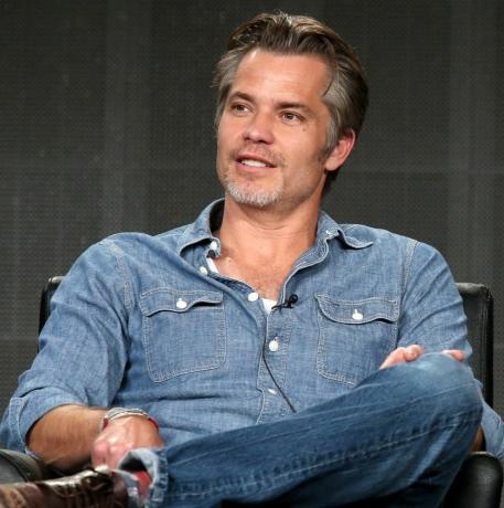 Timothy olyphant beszél a színpadon az „igazolt” panel, a televíziós kritikusok szövetsége sajtóturnéja során, 2015. január Pasadenában