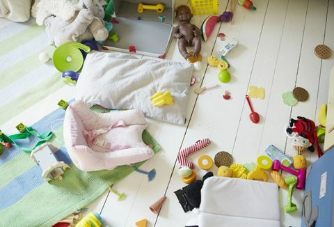 Rossz gyermek szobája játékokkal a földön