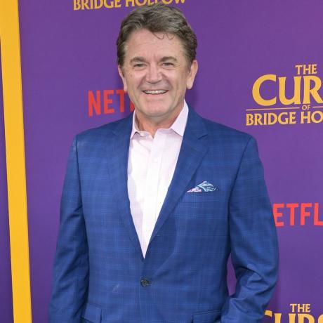 John michael higgins színész részt vett a los angeles-i Netflix A Bridge hollow átka című különleges vetítésen a Netflix tudum színházban