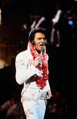 A hawaii elvis aloha elvis presley-t ábrázolta élő előadás közben a honolului nemzetközi központban, hawaii 1973. január 14-én a különleges nbc-fotójáért, készítette: Gary nullnbcu photo banknbcuniversal via getty images via getty képeket