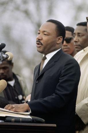 Dr. Martin Luther King polgárjogi vezető az emelvényen beszédet mond az alabamai montgomeryben a Selma to montgomery polgárjogi felvonulás után
