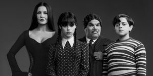 szerda l to r catherine zeta jones mint morticia adams, jenna ortega mint szerda addams, luis guzmán mint gomez addams, issac ordonez mint pugsley addams szerdán cr a netflix jóvoltából © 2022