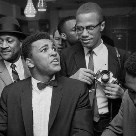 miami március 1964-ben fekete muszlim vezető, malcolm x 2r, ugratásképpen a tux-palackozott cassius agyag vállára támaszkodva, most muhammad ali l, aki önelégülten ül a szódáskút kúpjánál, örömteli rajongók veszik körül, miután megverte Sonny Listont a nehézsúlyú világbajnokságon. Fotó: bob gomelthe Az életképek gyűjteménye a getty images-en keresztül