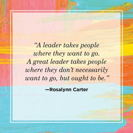 vezetői idézet Rosalynn Cartertől arról, hogy az embereket nem oda viszi, ahová akarják, hanem oda, ahol lenniük kell, akvarell háttér