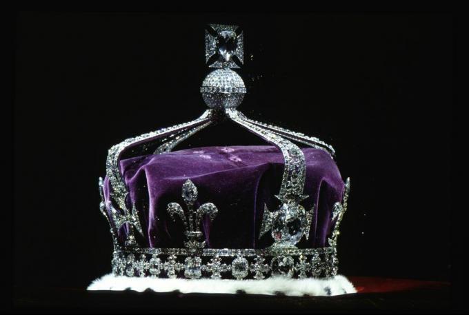 Íme, mi történik a királynő összes koronájával, tiarával és felbecsülhetetlen értékű ékszerekkel