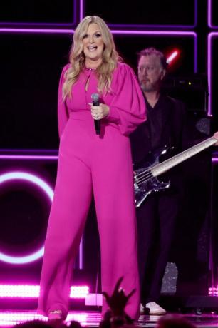 trisha yearwood rózsaszín jumpsuit