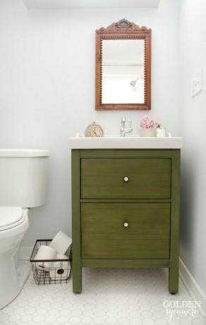 pHa a fürdőszobájában talapzatú mosdó van (értsd: nulla tárhely), hagyja el, hogy a href" http: www.housebeautiful.comlifestyleorganizing-tipsg2784ikea-bathroom-hacks? slide4" target" _blank" IKEA vanitya helyett. Ez két különböző mély fiókkal rendelkezik, és a zöld festékrétegnek köszönhetően teljesen egyedinek tűnik.ppem data-redactor-tag" em" a href" http: www.thegoldensycamore.com201408ikea-bathroom-vanity-update.html" target" _blank" További információ: The Golden Sycamore »aemp