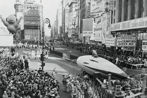 1955-ös hálaadás napi felvonulás, tömegek