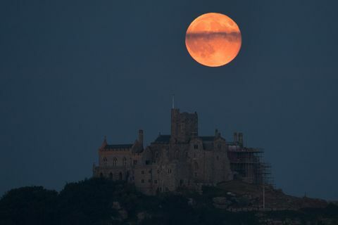 eper hold felkel a Szent Mihály-hegy felett