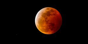 vérhold vagy telihold vöröses árnyékkal teljes holdfogyatkozás miatt az éjszakai égbolton