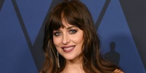 hollywood, kalifornia október 27. dakota johnson részt vesz a Filmművészeti és Tudományos Akadémia 11. éves kormányzói díjátadón a ray dolby bálteremben, hollywood highland központjában 2019. október 27-én Hollywoodban, Kaliforniában fotó: kevin wintergetty images