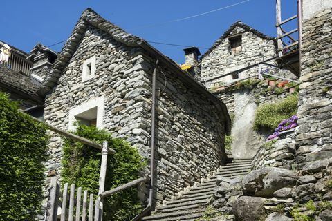 Svájc, Ticino, Corippo, tipikus természetes kő házak