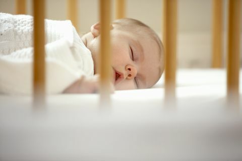 baba alszik kiságyban