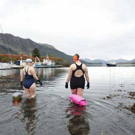 nyíltvízi úszók, akik úszni készülnek egy skót tóban