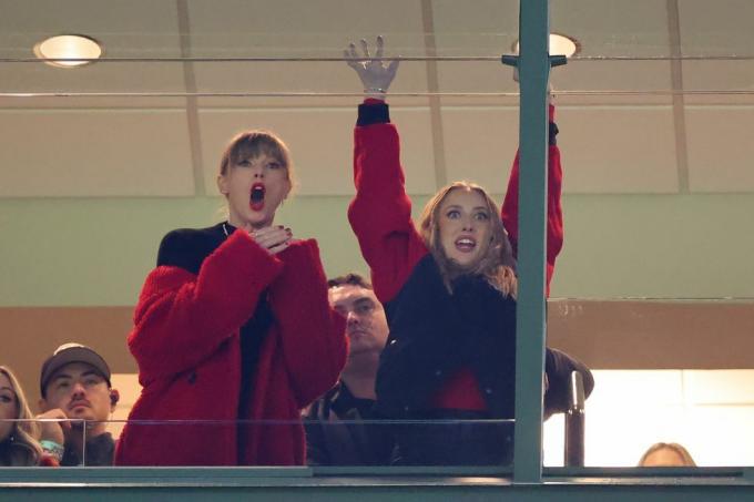 Az ajakolvasók azt hiszik, Taylor Swift felkiáltott: "Gyerünk Trav!" A Chiefs Game alatt