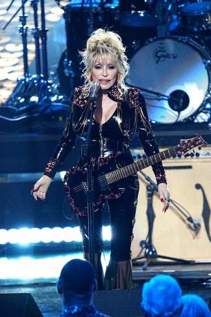 los angeles, kalifornia november 5. beavatott dolly Parton fellép a színpadon a 37. éves rock roll termen. hírnévbevezető ceremónia a microsoft színházban 2022. november 05-én Los Angelesben, Kaliforniában fotó: jeff kravitzfilmmagic