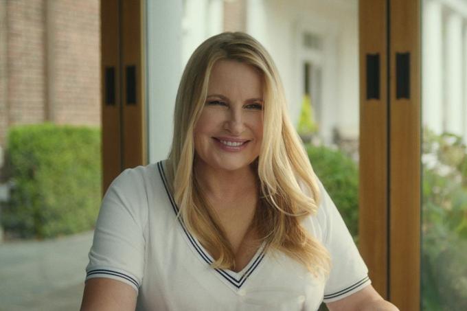 a figyelő jennifer coolidge mint karen calhoun a the watcher cr 103. epizódjában a Netflix jóvoltából © 2022