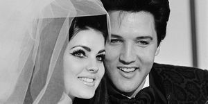 eredeti felirat 511967 las vegas, énekes, Elvis Presley és menyasszonya, Priscilla ann beaulieu, pózol a következő fényképhez esküvőjük az aladdin hotelben, a 31 éves presley találkozott 22 éves menyasszonyával, amikor a hadserege idején Németországban állomásozott. szolgáltatás