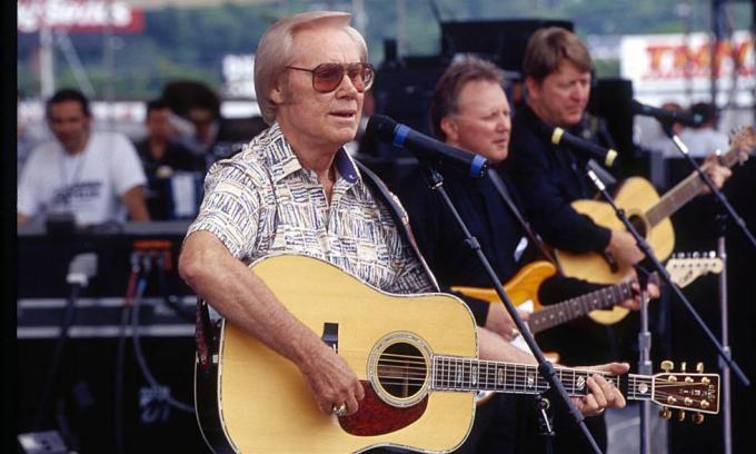 nashville 1999 country zenei énekes, dalszerző, George Jones fellép egy rajongói vásáron 1999-ben Nashville-ben, Tennessee-ben fotó: beth gwinngetty images