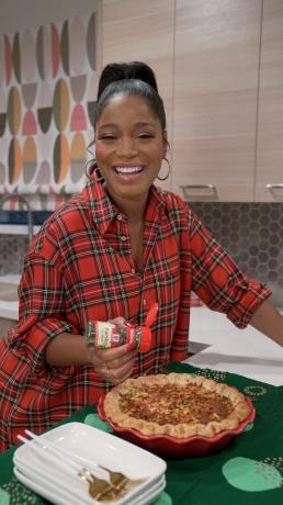 Keke Palmer petrezselymet szór a konyhapulton lévő quiche-re