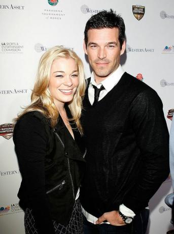 Pasadena, január 6., Leann Rimes l énekes és Eddie Cibrian színész megérkezik a 2010-es hivatalos bcs nemzeti rendezvényre bajnoki partit a pasadenai kongresszusi központban tartottak 2010. január 6-án Pasadenában, Kaliforniában fotó: michael transzfilmmágia