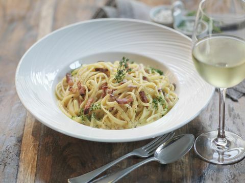 Linguini carbonara füstölt pancetta, friss tojás, szerecsendió, krém, parmezán sajt és fekete bors készítésével