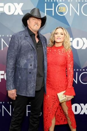 nashville, Tennessee augusztus 24. Trace Adkins és victoria pratt részt vesz a 15. éves country zenei akadémián kitüntetések a Ryman nézőterén 2022. augusztus 24-én Nashville-ben, Tennessee-ben, fotó: Jason Kempingetty images for acm