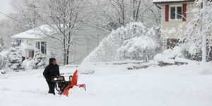 Monroe, New York, március 14. kilátás a heves havazásra, miközben egy lakos megpróbálja eltávolítani a havat a ház bejáratairól Monroe-ban, New Yorkban március 14-én, 2023 lakos próbálja eltakarítani a havat a ház bejáratairól és az autók tetejéről. Fotó: lokman vural elibolanadolu Agency, getty képeket