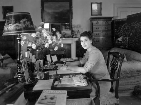 1946. július 19. Erzsébet hercegnő az íróasztalánál dolgozik a buckinghami palotában fotó: lisa sheridanstudio lisagetty images