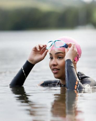nő Cornwallban, Egyesült Királyságban, úszás a tóban