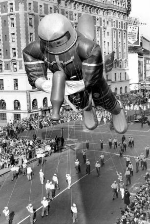 Héliummal töltött gumi űrhajó, 70 láb magas, a Macys napi parádén 1953-ban
